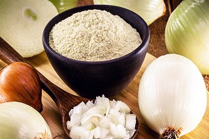 Wooden,Spoon,With,Sliced,??onion,And,Crushed,Into,Pieces,To